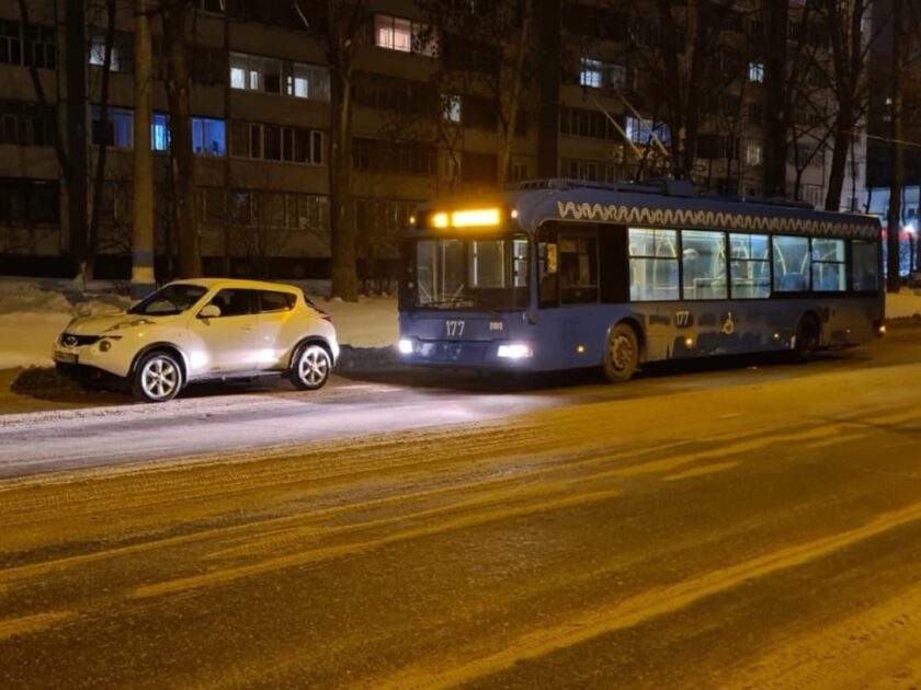 Из-за очередного парковочного автохама в Ульяновске не смог проехать троллейбус, фото-1