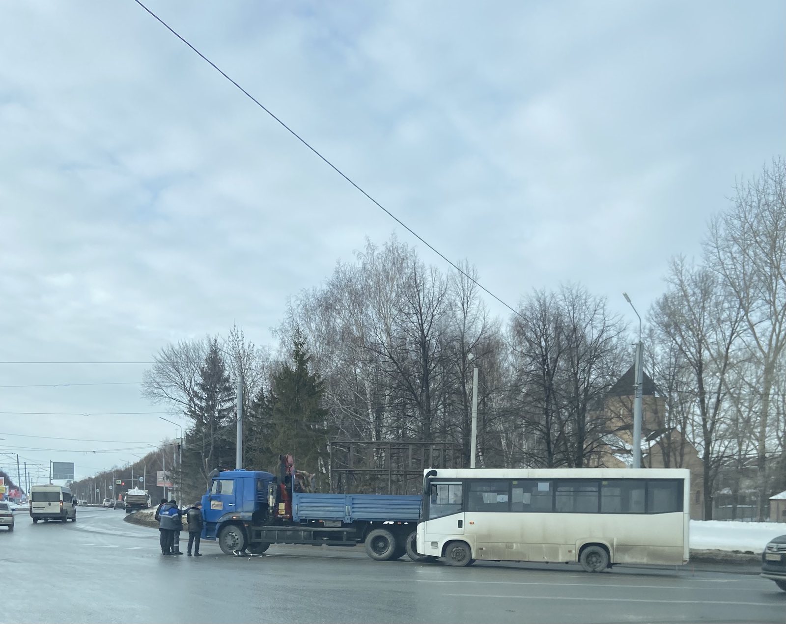 Кольцо автобусы. Кольца с автобусами. ДТП Ульяновск Пушкаревское кольцо 21 марта 2022 года. Ульяновские машины.