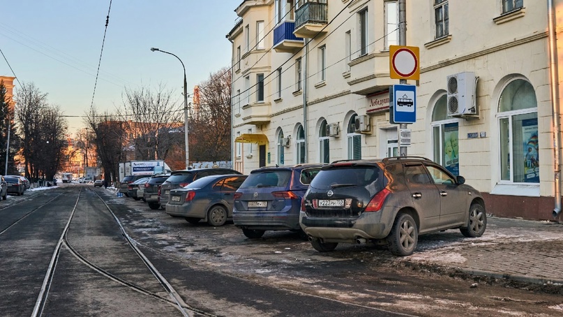 В Ульяновске в парковку превращается трамвайная остановка , фото-2