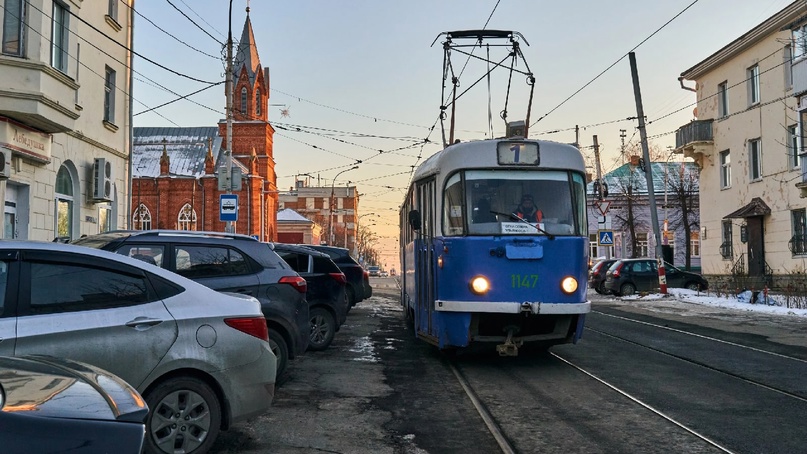 В Ульяновске в парковку превращается трамвайная остановка , фото-1