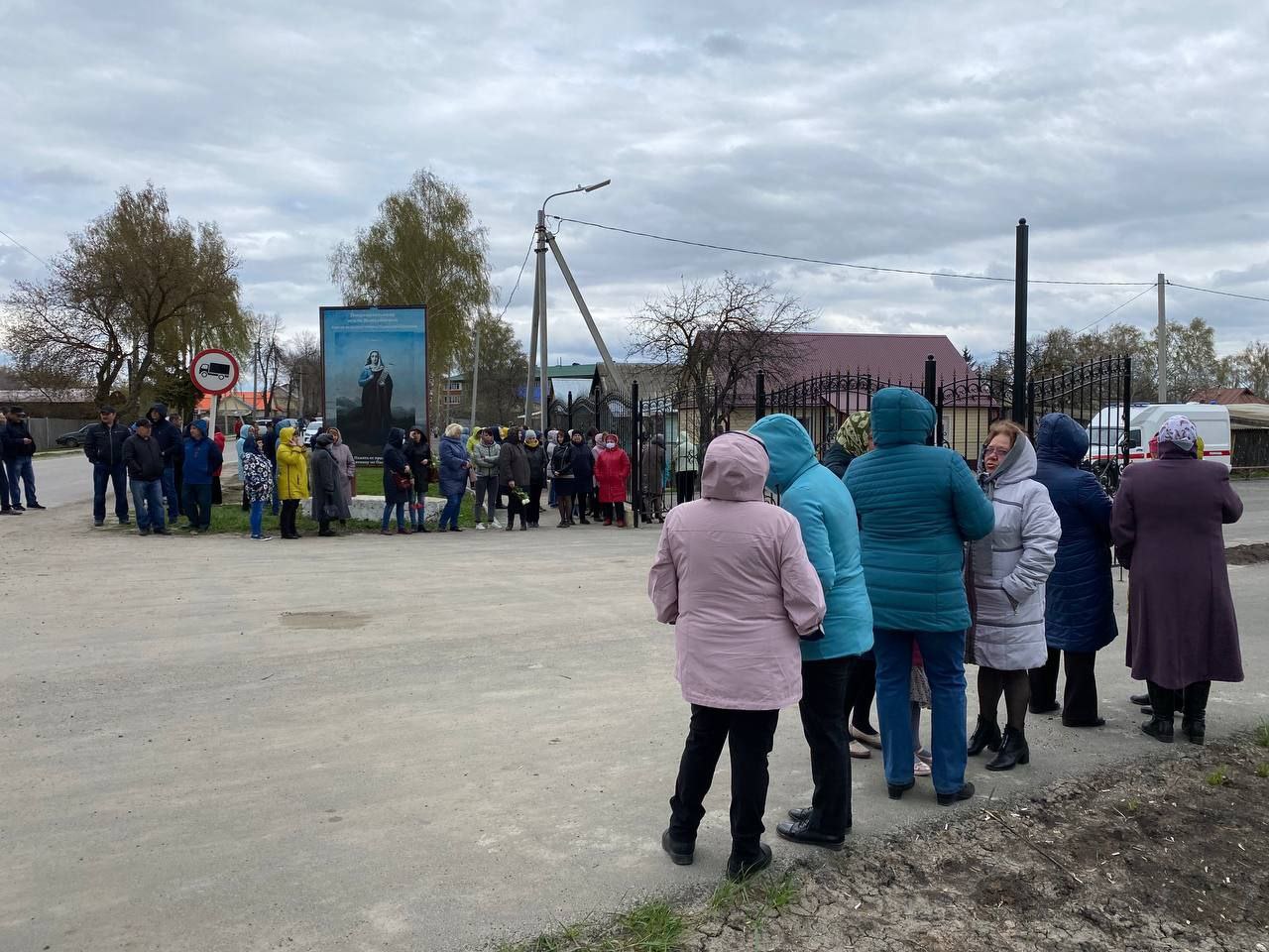 В Вешкайме проходят похороны погибших в детском саду | Новости Ульяновска.  Смотреть онлайн