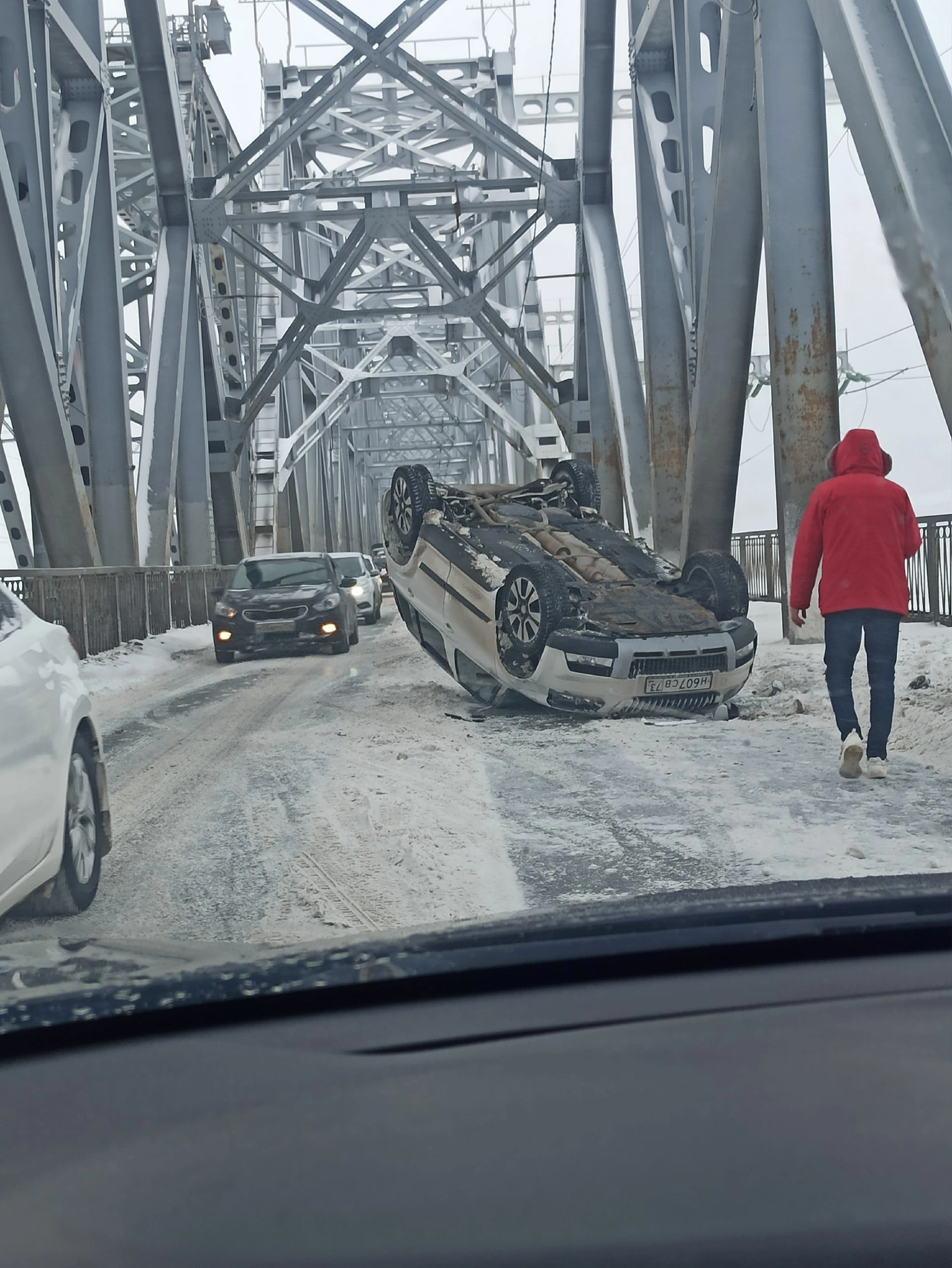 День жестянщика: Оба моста парализованы из-за аварий | Новости Ульяновска.  Смотреть онлайн