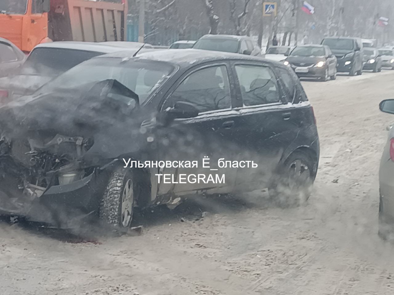 На Московском шоссе столкнулись две легковушки, одну отбросило на  трамвайные пути (видео) | Новости Ульяновска. Смотреть онлайн