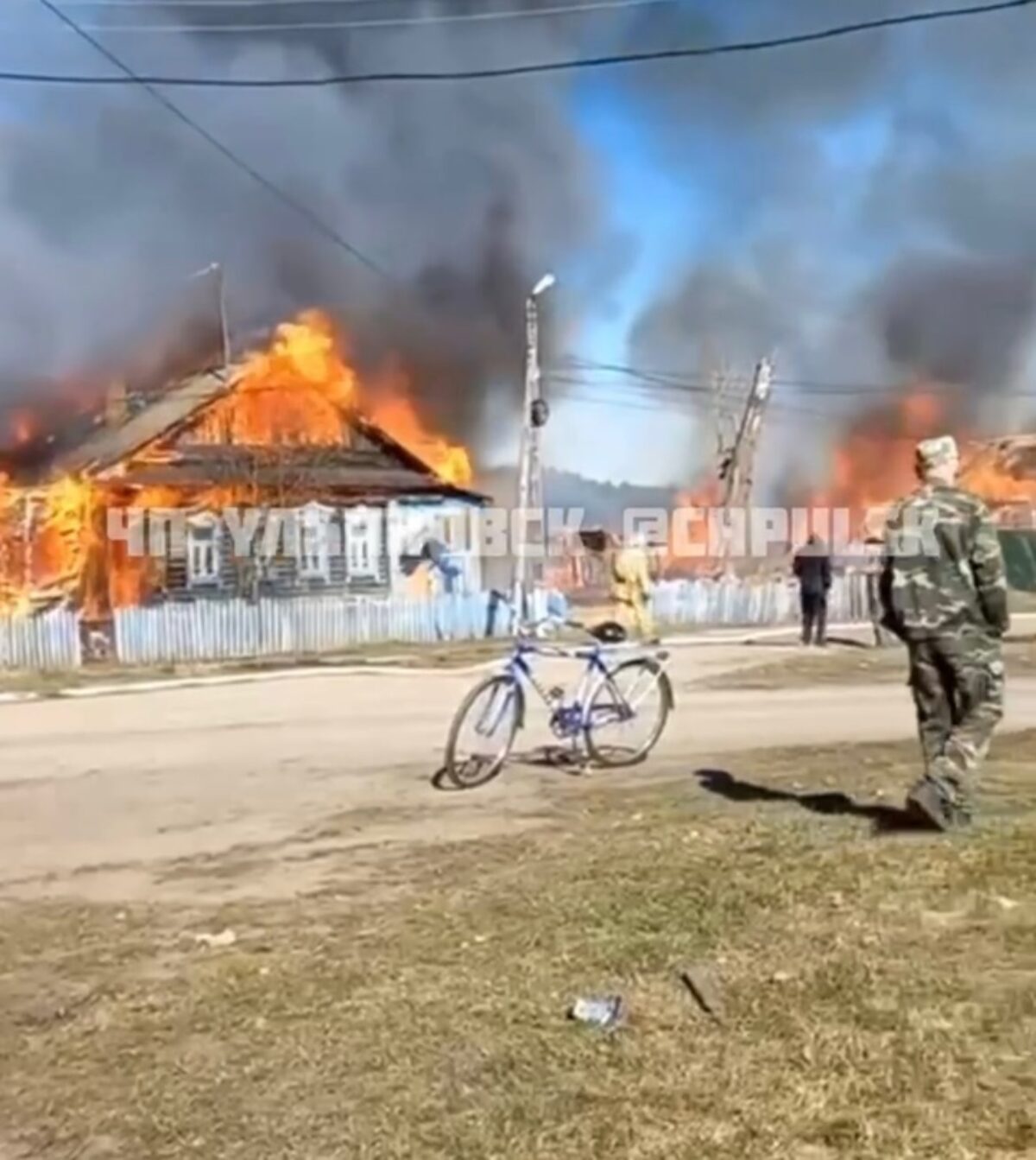 В Ясашной Ташле в пожаре сгорели два дома и библиотека (видео) | Новости  Ульяновска. Смотреть онлайн