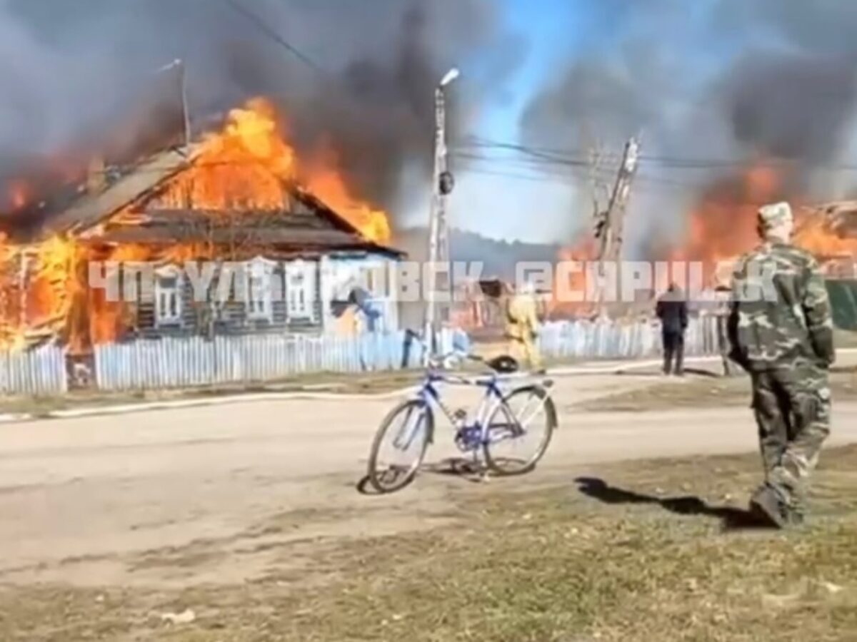 В Ясашной Ташле в пожаре сгорели два дома и библиотека (видео) | Новости  Ульяновска. Смотреть онлайн