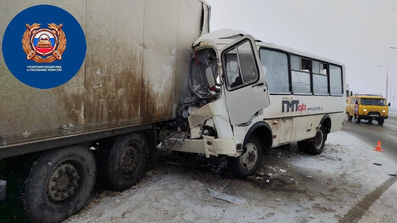 На трассе Ульяновск-Казань в ДТП с автобусом пострадали 10 человек |  Новости Ульяновска. Смотреть онлайн