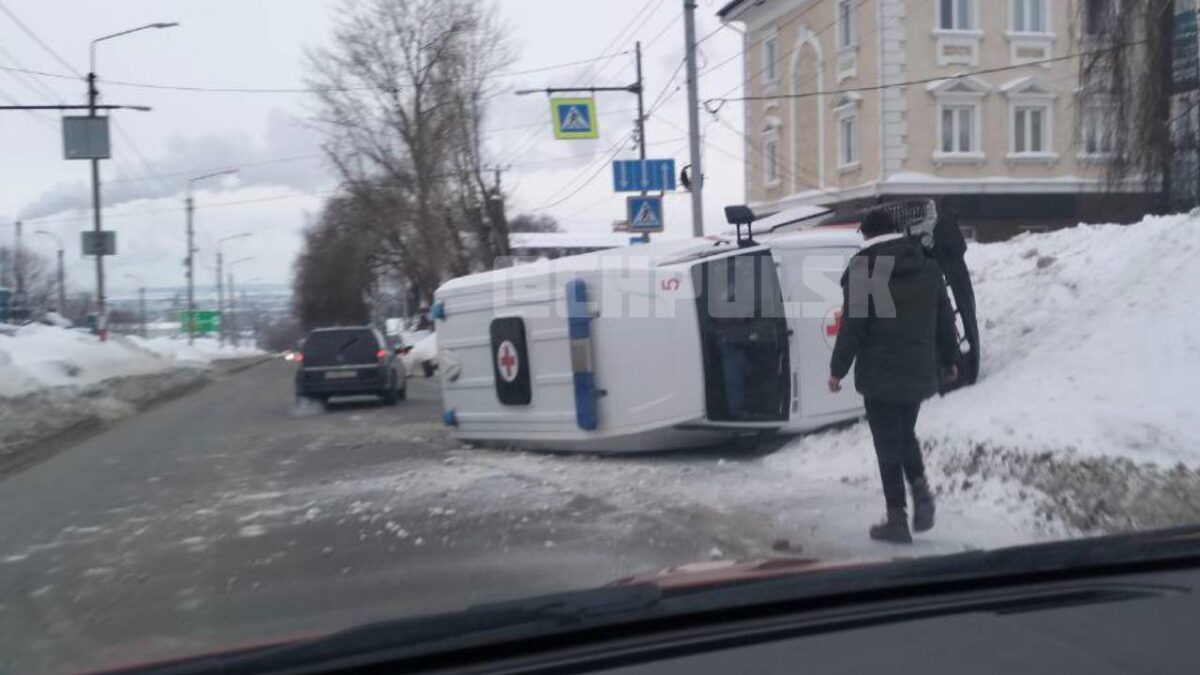 В Ульяновске из-за нечищенных дорог переворачиваются автомобили скорой  помощи | Новости Ульяновска. Смотреть онлайн