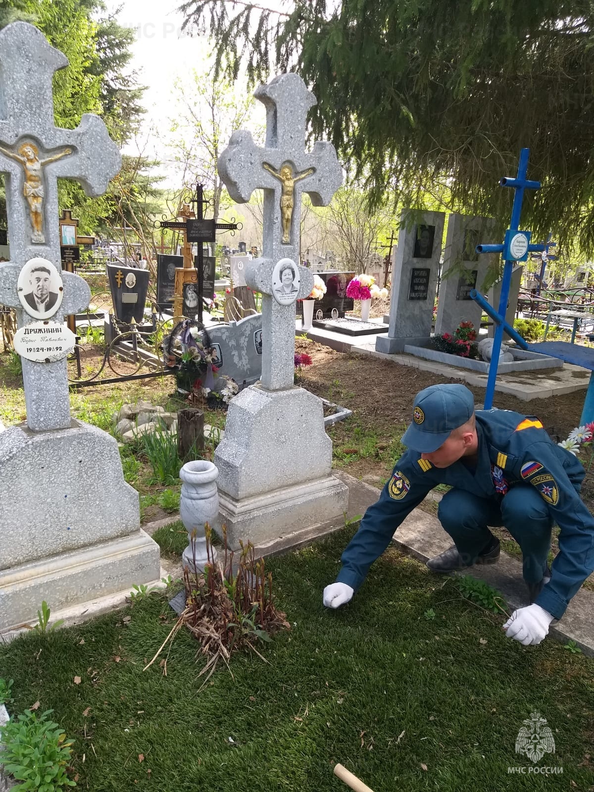 Сотрудники чрезвычайного ведомства привели в порядок места воинских  захоронений | Новости Ульяновска. Смотреть онлайн