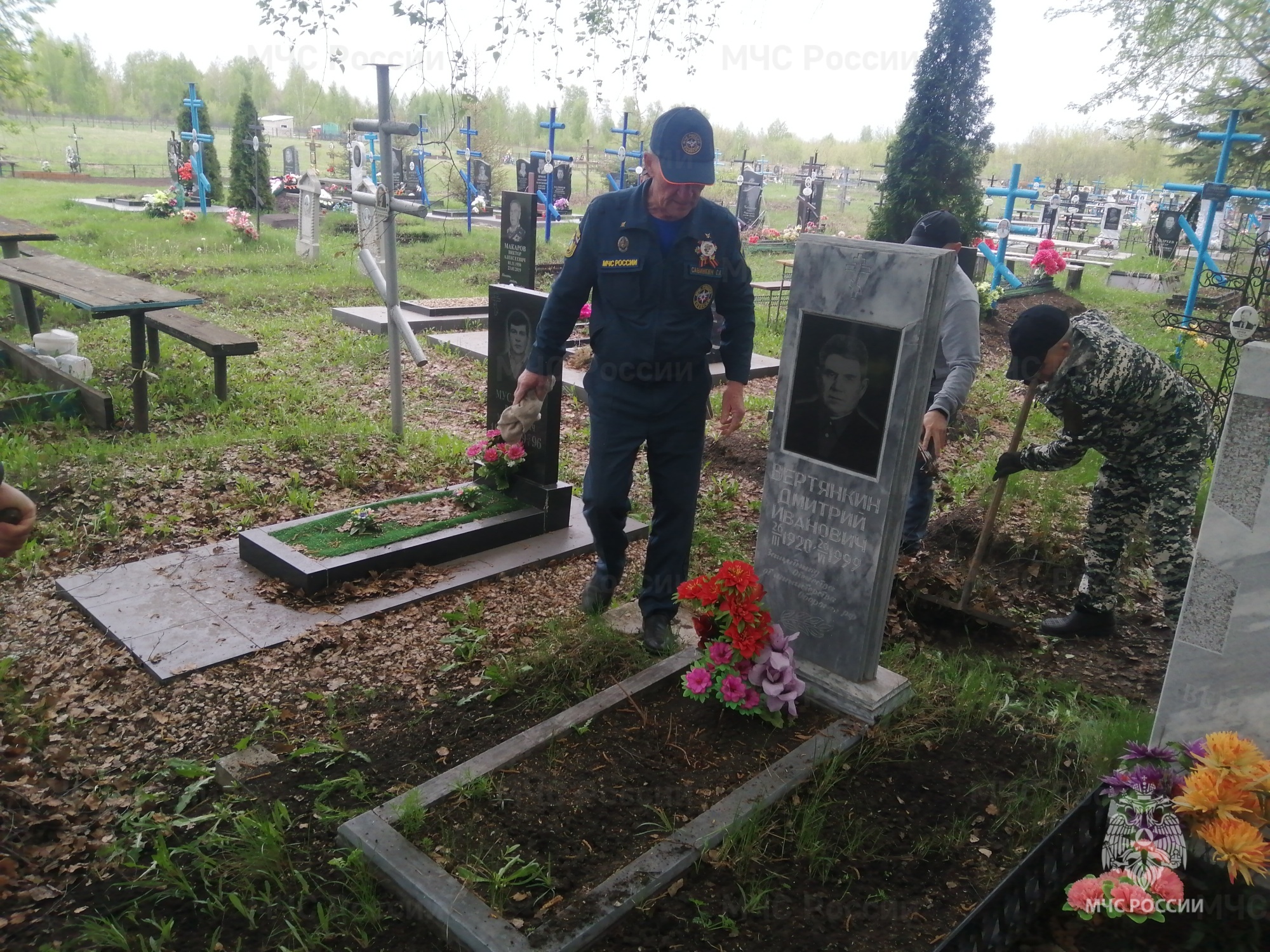 Сотрудники чрезвычайного ведомства привели в порядок места воинских  захоронений | Новости Ульяновска. Смотреть онлайн