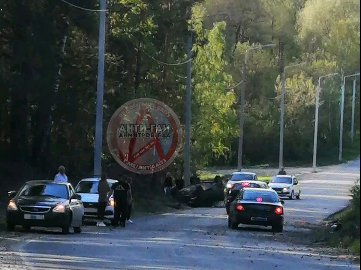 В Димитровграде на повороте на Дачный посёлок перевернулся автомобиль |  Новости Ульяновска. Смотреть онлайн