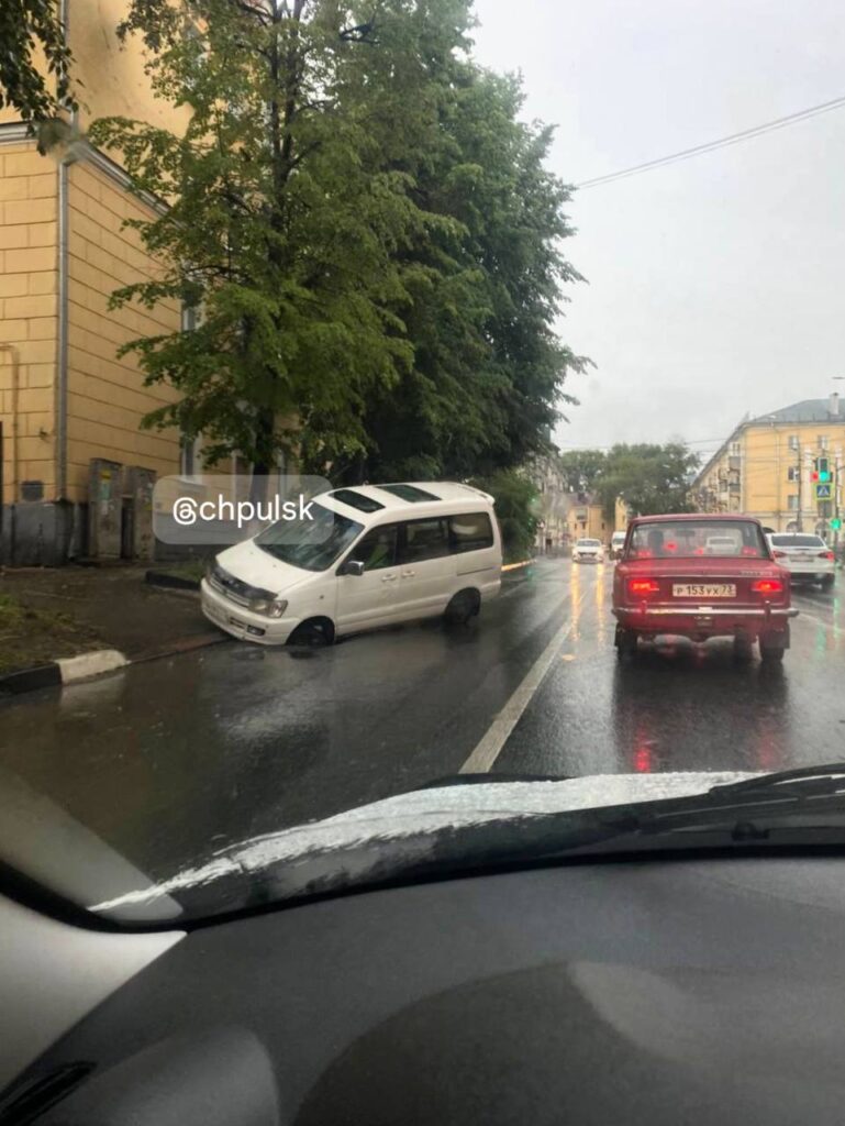 На Крымова в одну и ту же яму провалились два автомобиля | Новости  Ульяновска. Смотреть онлайн