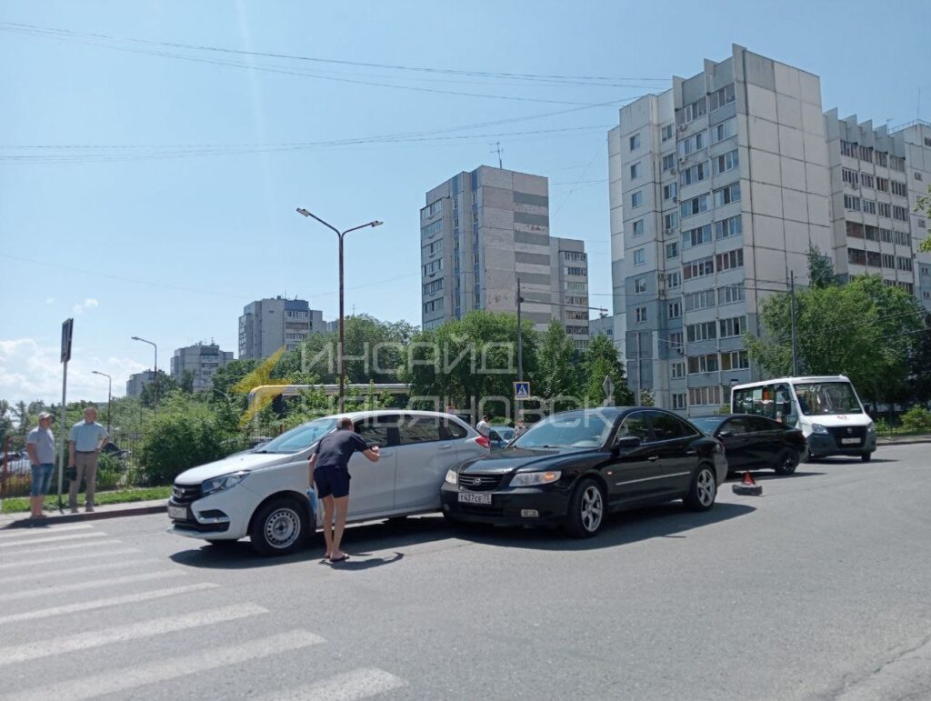 На Кролюницкого произошло ДТП, ребёнок оказался запертым в машине | Новости  Ульяновска. Смотреть онлайн