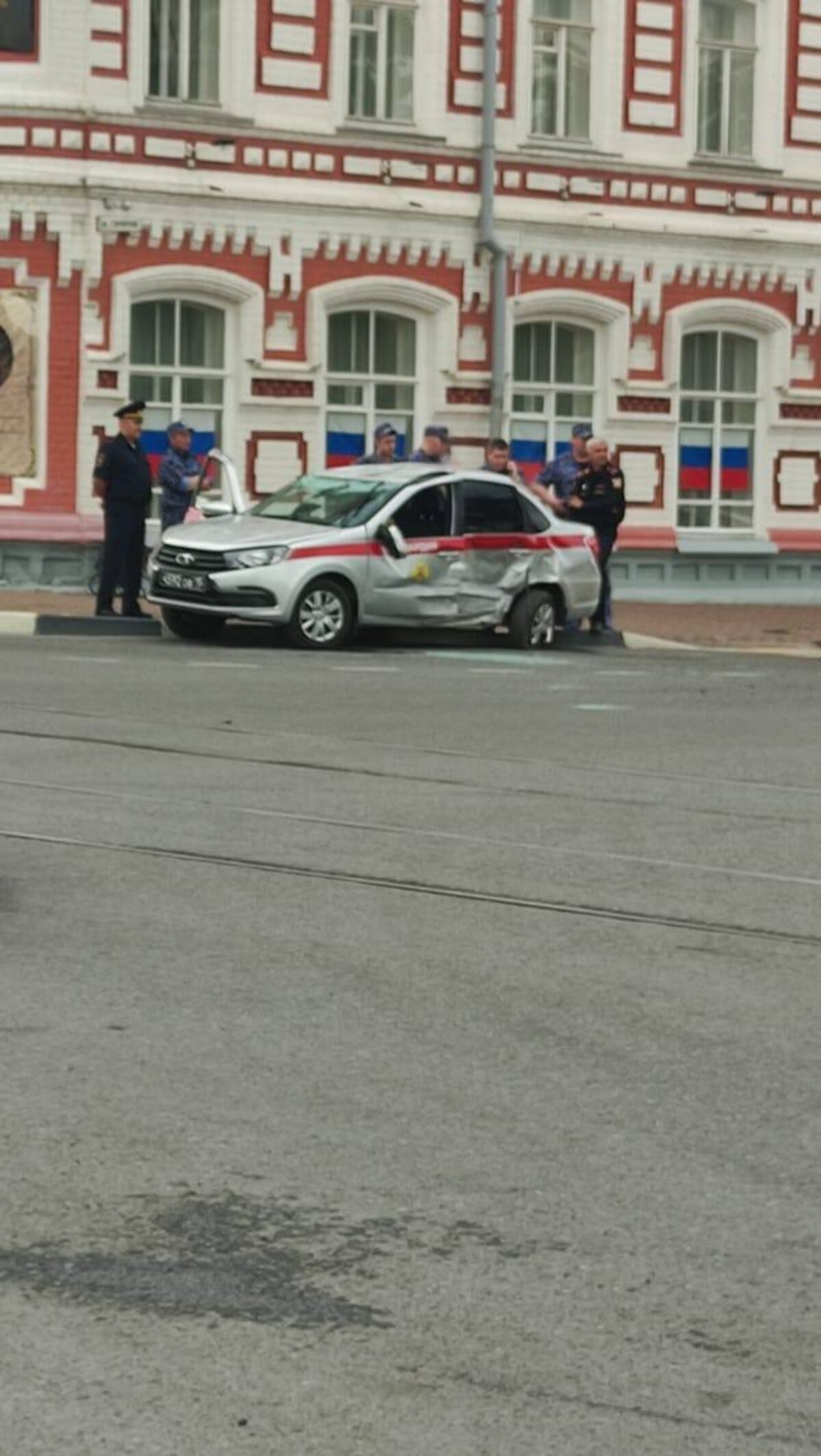 На Гончарова стоят несколько автомобилей ГИБДД, выясняются подробности  аварии с автомобилем Росгвардии | Новости Ульяновска. Смотреть онлайн