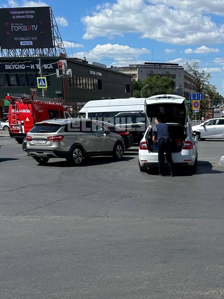 В центре Ульяновска столкнулись две маршрутки, есть пострадавшие | Новости  Ульяновска. Смотреть онлайн